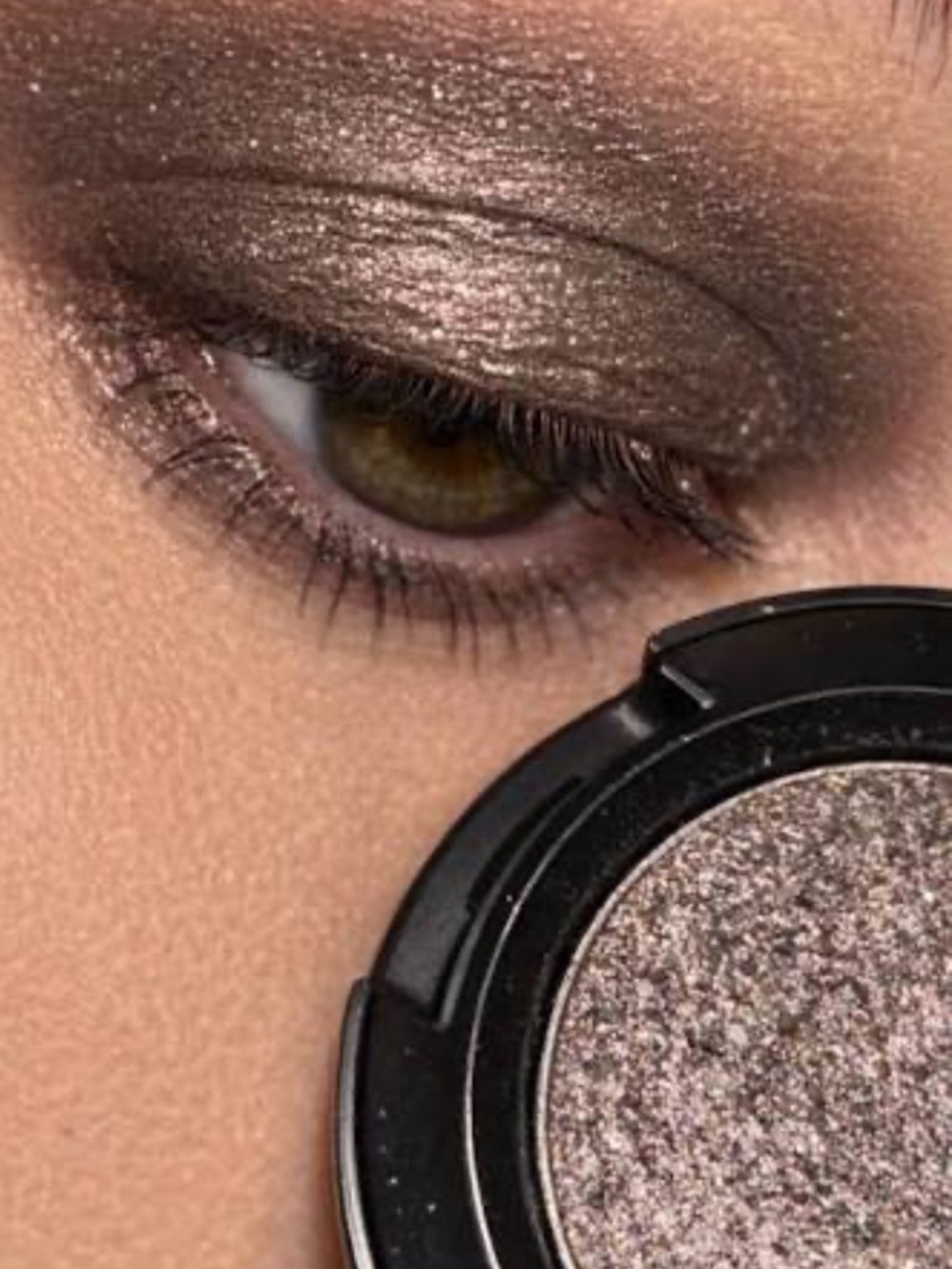 ⚡️♥️MAC Cosmetics Bust Metallic Eyeshadow